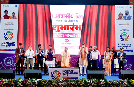 सीएम योगी ने किया 'रोजगार महाकुंभ 2025' का शुभारंभ, कहा- युवाओं को मिलेगी न्यूनतम वेतन की गारंटी
