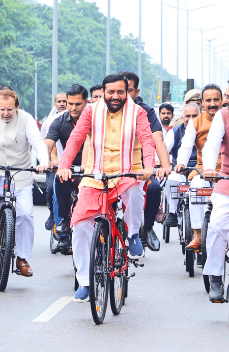 Haryana CM rides bicycle to reach Vidhan Sabha Haryana CM rides bicycle to reach Vidhan Sabha
