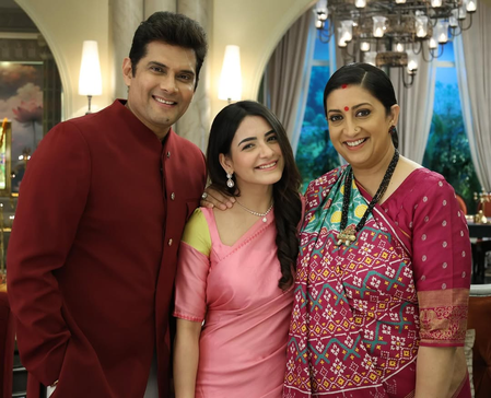 Shagun Sharma recalls getting a compliment from her on-screen parents Smirti Irani & Amar Upadhyay Shagun Sharma recalls getting a compliment from her on-screen parents Smirti Irani & Amar Upadhyay