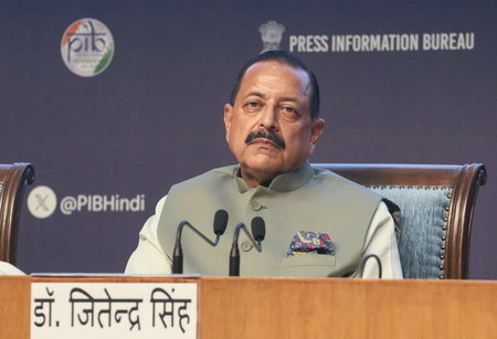 जम्मू-श्रीनगर हाईवे जितेंद्र सिंह ने बताया, भूस्खलन के बीच प्रशासन अवरुद्ध सड़क खोलने के प्रयास में जुटा जम्मू-श्रीनगर हाईवे जितेंद्र सिंह ने बताया, भूस्खलन के बीच प्रशासन अवरुद्ध सड़क खोलने के प्रयास में जुटा