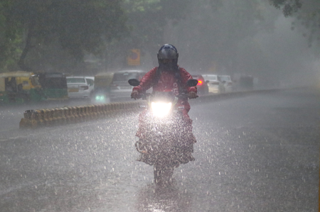 एनसीआर में सुबह-सुबह छाई धुंध, अगस्त में हुआ दिसंबर के महीने का अहसास एनसीआर में सुबह-सुबह छाई धुंध, अगस्त में हुआ दिसंबर के महीने का अहसास