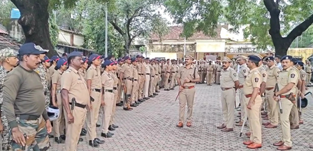 महाराष्ट्र गणेश उत्सव और ईद-ए-मिलाद से पहले नंदुरबार पुलिस का एक्शन, अब तक 4,700 अपराधी निर्वासित महाराष्ट्र गणेश उत्सव और ईद-ए-मिलाद से पहले नंदुरबार पुलिस का एक्शन, अब तक 4,700 अपराधी निर्वासित