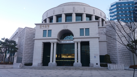 S. Korean banks' lending rates dip in July amid monetary easing cycle