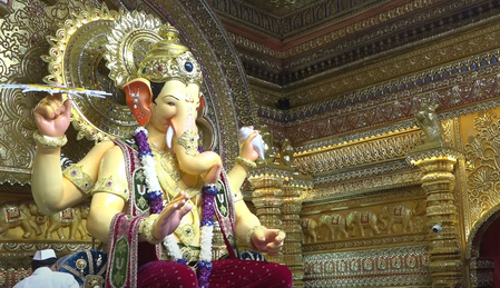 लालबागचा राजा मंदिर 91 वर्षों से हर मन्नत पूरी, एक झलक पाने के लिए उमड़ रही भक्तों की भीड़ लालबागचा राजा मंदिर 91 वर्षों से हर मन्नत पूरी, एक झलक पाने के लिए उमड़ रही भक्तों की भीड़
