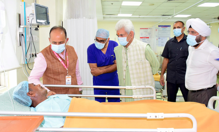 कटरा भूस्खलन एलजी मनोज सिन्हा ने अस्पताल में घायलों से की मुलाकात, बेहतर इलाज के निर्देश कटरा भूस्खलन एलजी मनोज सिन्हा ने अस्पताल में घायलों से की मुलाकात, बेहतर इलाज के निर्देश