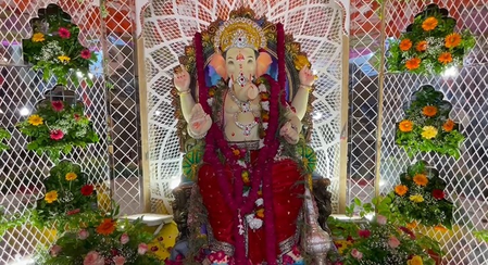Mumbai artisans craft 'Lalbaug Ke Raja' in Varanasi; create magnificent sheesh mahal pandal Mumbai artisans craft 'Lalbaug Ke Raja' in Varanasi; create magnificent sheesh mahal pandal