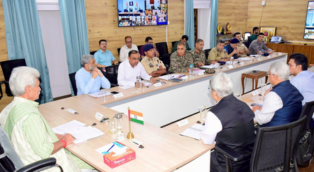 जम्मू में बाढ़ प्रभावित क्षेत्रों में आवश्यक सेवाओं को प्राथमिकता पर करें बहाल: मनोज सिन्हा