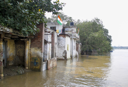 दिल्ली एनसीआर में झमाझम बारिश यमुना का जलस्तर फिर बढ़ा, खेतों और घरों में घुसा पानी दिल्ली एनसीआर में झमाझम बारिश यमुना का जलस्तर फिर बढ़ा, खेतों और घरों में घुसा पानी