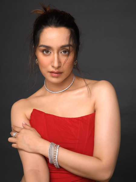 Shraddha Kapoor showcases her ‘self-made bindi’ Shraddha Kapoor showcases her ‘self-made bindi’