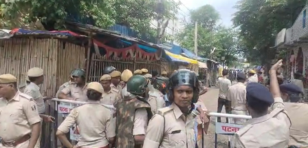 पटना में छात्रा की मौत पर हंगामा, विरोध प्रदर्शन के बीच पुलिस पर पत्थर बरसे
