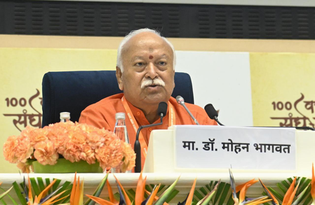 घुसपैठिए पर बोले मोहन भागवत, डीएनए एक है तो परमिशन लेकर क्यों नहीं आते?