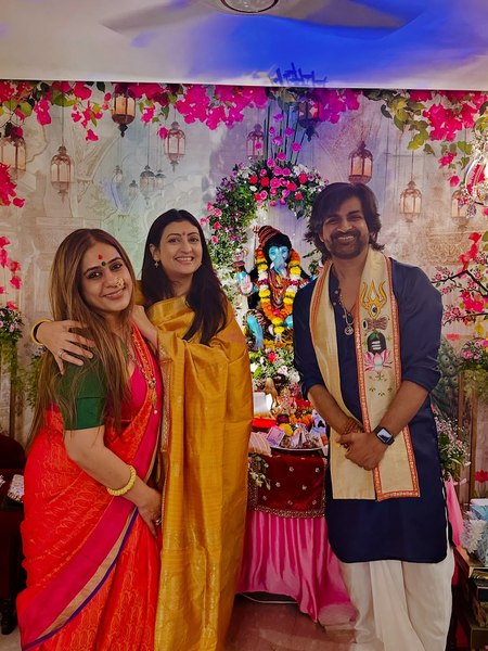 Juhi Parmar visits old buddies to seek Bappa's blessing: 'Missed having you this year' Juhi Parmar visits old buddies to seek Bappa's blessing: 'Missed having you this year'