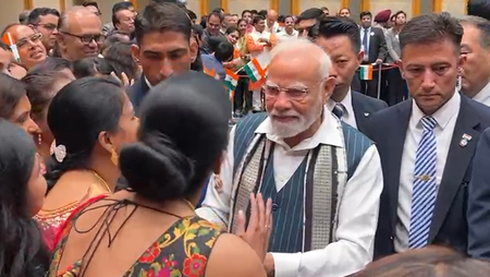 प्रधानमंत्री ने प्रवासी भारतीयों से की मुलाकात, हाथ जोड़कर अभिवादन किया स्वीकार प्रधानमंत्री ने प्रवासी भारतीयों से की मुलाकात, हाथ जोड़कर अभिवादन किया स्वीकार