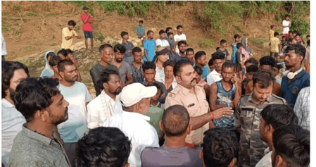 झारखंड दुमका की मयूराक्षी नदी में बहे चार छात्र, एक का शव बरामद, बाकी की तलाश जारी झारखंड दुमका की मयूराक्षी नदी में बहे चार छात्र, एक का शव बरामद, बाकी की तलाश जारी