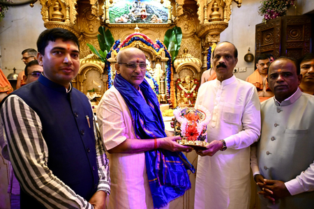 उपराष्ट्रपति पद के उम्मीदवार सीपी राधाकृष्णन ने सिद्धिविनायक मंदिर में किए दर्शन, देश की सुख-शांति की प्रार्थना उपराष्ट्रपति पद के उम्मीदवार सीपी राधाकृष्णन ने सिद्धिविनायक मंदिर में किए दर्शन, देश की सुख-शांति की प्रार्थना