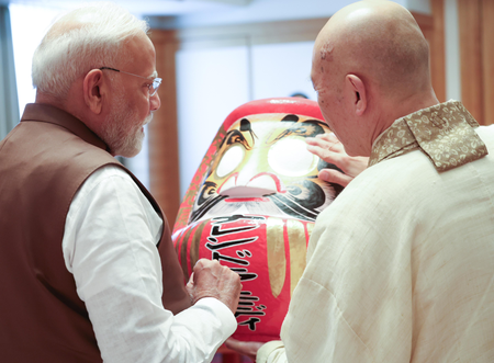 पीएम मोदी को दारुम-जी मंदिर के मुख्य पुजारी ने भेंट की 'दारुमा' गुड़िया, जानें इसकी खासियत