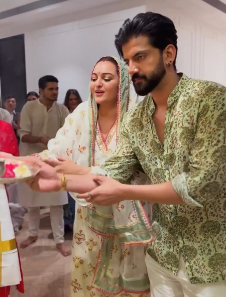 Sonakshi Sinha, Zaheer Iqbal perform Ganpati Aarti at Salman Khan's house Sonakshi Sinha, Zaheer Iqbal perform Ganpati Aarti at Salman Khan's house