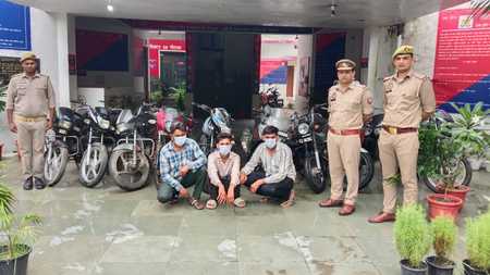 नोएडा : वाहन चोरी करने वाले गिरोह का भंडाफोड़, 10 मोटरसाइकिल और अवैध हथियार बरामद