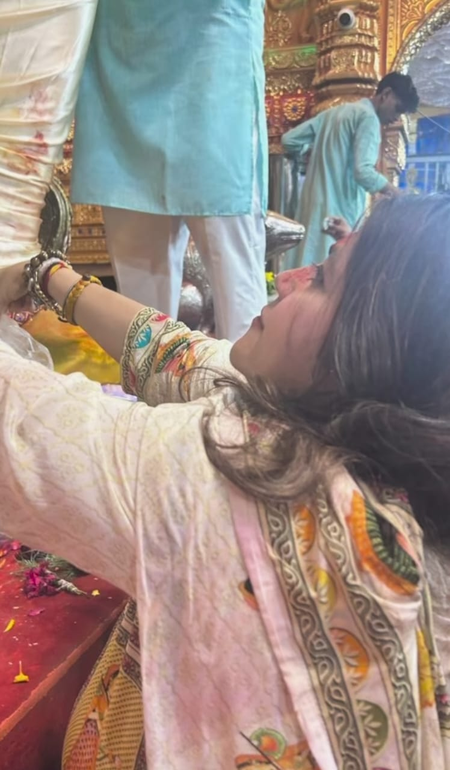 Ekta Kapoor visits Lalbaug Cha Raja, video gives glimpse into on-ground management Ekta Kapoor visits Lalbaug Cha Raja, video gives glimpse into on-ground management