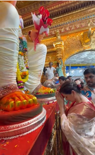 गणपति बप्पा के रंग में रंगी भाग्यश्री, बेटे संग पहुंची राजा लालबागचा मंदिर