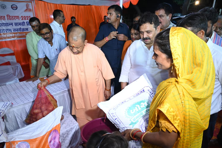 सीएम योगी ने दुर्लभ पांडुलिपियों के संरक्षण के लिए हर संभव मदद का दिया भरोसा सीएम योगी ने दुर्लभ पांडुलिपियों के संरक्षण के लिए हर संभव मदद का दिया भरोसा