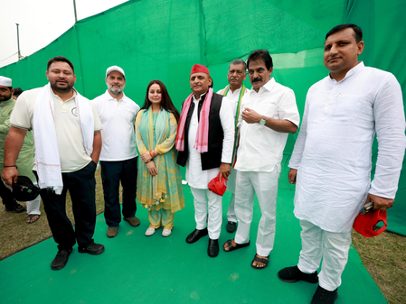 ‘वोटर अधिकार यात्रा’ में शामिल हुए सपा प्रमुख अखिलेश यादव ‘वोटर अधिकार यात्रा’ में शामिल हुए सपा प्रमुख अखिलेश यादव