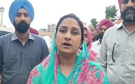 पंजाब सचखंड श्री हरमंदिर साहिब में हरसिमरत कौर बादल ने टेका मत्था, बाढ़ को लेकर जताई फिक्र पंजाब सचखंड श्री हरमंदिर साहिब में हरसिमरत कौर बादल ने टेका मत्था, बाढ़ को लेकर जताई फिक्र