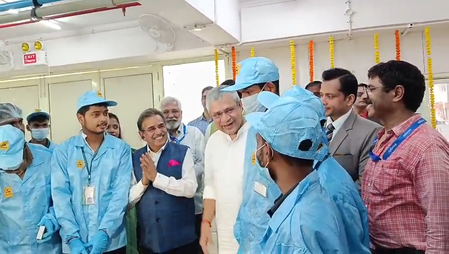 नोएडा : केंद्रीय मंत्री अश्विनी वैष्णव ने टेम्पर्ड ग्लास मैन्युफैक्चरिंग यूनिट का किया उद्घाटन