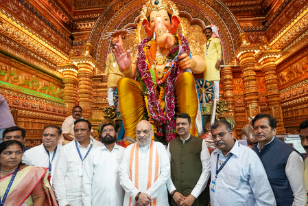 केंद्रीय गृह मंत्री अमित शाह ने मुंबई दौरे पर गणेशोत्सव में लिया हिस्सा, लालबाग के राजा के दर्शन किए केंद्रीय गृह मंत्री अमित शाह ने मुंबई दौरे पर गणेशोत्सव में लिया हिस्सा, लालबाग के राजा के दर्शन किए
