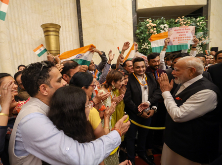 चीन में भारतीय समुदाय ने पीएम मोदी का किया भव्य स्वागत, भारत के लगे जयकारे चीन में भारतीय समुदाय ने पीएम मोदी का किया भव्य स्वागत, भारत के लगे जयकारे