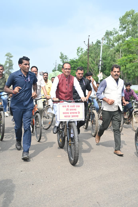 शिवराज सिंह चौहान ने दो किमी तक चलाई साइकिल, भारत को स्वस्थ बनाने का दिया संदेश शिवराज सिंह चौहान ने दो किमी तक चलाई साइकिल, भारत को स्वस्थ बनाने का दिया संदेश