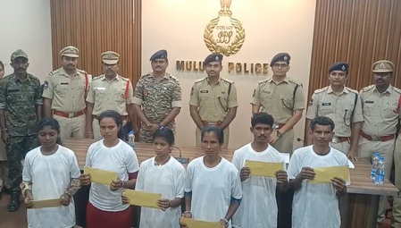 तेलंगाना के मुलुगु जिले में 7 माओवादियों ने किया आत्मसमर्पण, चार महिलाएं भी शामिल तेलंगाना के मुलुगु जिले में 7 माओवादियों ने किया आत्मसमर्पण, चार महिलाएं भी शामिल