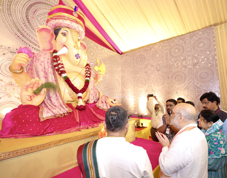 गुजरात अमित शाह ने अहमदाबाद में वस्त्रापुर महागणपति महोत्सव में लिया हिस्सा गुजरात अमित शाह ने अहमदाबाद में वस्त्रापुर महागणपति महोत्सव में लिया हिस्सा
