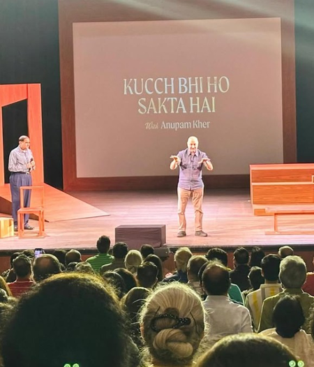 कुछ भी हो सकता है के मंच पर अनुपम खेर का जादू, दर्शकों ने खड़े होकर बजाईं तालियां कुछ भी हो सकता है के मंच पर अनुपम खेर का जादू, दर्शकों ने खड़े होकर बजाईं तालियां