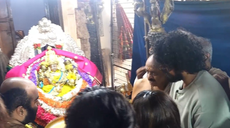 अभिनेता किच्चा सुदीप ने चामुंडी हिल्स पहुंच किए मां चामुंडेश्वरी के दर्शन अभिनेता किच्चा सुदीप ने चामुंडी हिल्स पहुंच किए मां चामुंडेश्वरी के दर्शन