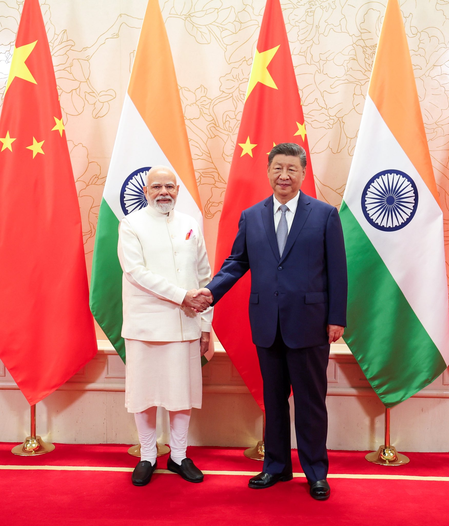 पीएम मोदी और चीनी राष्ट्रपति शी जिनपिंग के बीच द्विपक्षीय बैठक, आपसी सहयोग पर रहा फोकस पीएम मोदी और चीनी राष्ट्रपति शी जिनपिंग के बीच द्विपक्षीय बैठक, आपसी सहयोग पर रहा फोकस