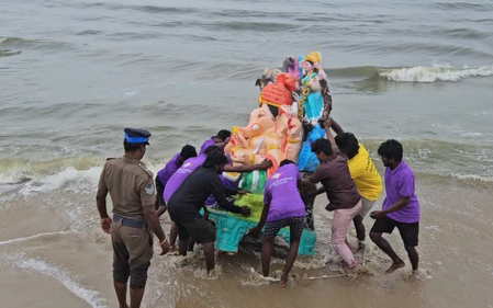 चेन्नई में 1,500 से अधिक प्रतिमाओं का विसर्जन, सुरक्षा व्यवस्था कड़ी चेन्नई में 1,500 से अधिक प्रतिमाओं का विसर्जन, सुरक्षा व्यवस्था कड़ी