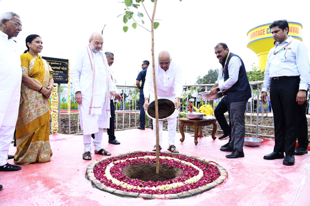 अहमदाबाद अमित शाह ने भद्रकाली मंदिर में की पूजा अर्चना, स्वास्थ्य केंद्रों का किया लोकार्पण अहमदाबाद अमित शाह ने भद्रकाली मंदिर में की पूजा अर्चना, स्वास्थ्य केंद्रों का किया लोकार्पण