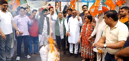 तरुण चुघ ने राहुल गांधी को बताया घुसपैठियों का सरगना, बोले-देश से माफी मांगें तरुण चुघ ने राहुल गांधी को बताया घुसपैठियों का सरगना, बोले-देश से माफी मांगें