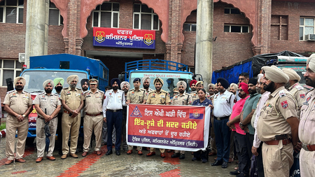 पंजाब अमृतसर में ट्रैफिक पुलिस ने बाढ़ पीड़ितों के लिए भेजी राहत सामग्री पंजाब अमृतसर में ट्रैफिक पुलिस ने बाढ़ पीड़ितों के लिए भेजी राहत सामग्री