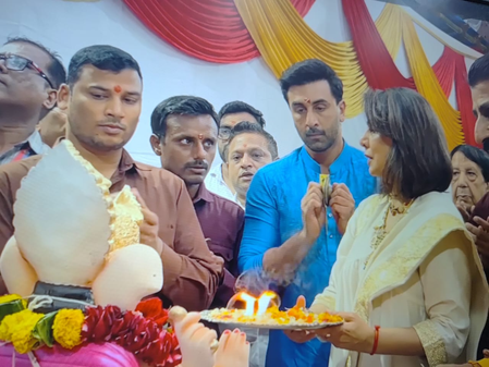 Ranbir Kapoor & Neetu Kapoor perform aarti during Ganpati Visarjan before saying goodbye to Bappa Ranbir Kapoor & Neetu Kapoor perform aarti during Ganpati Visarjan before saying goodbye to Bappa