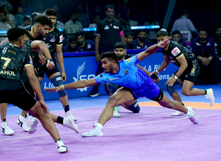 PKL 12: Devank Dalal leads way for Bengal Warriorz with statement win over Haryana Steelers PKL 12: Devank Dalal leads way for Bengal Warriorz with statement win over Haryana Steelers