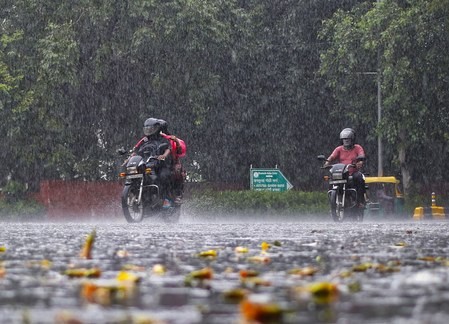 Rains lash Delhi-NCR, temperature dips; traffic snarls reported in several areas Rains lash Delhi-NCR, temperature dips; traffic snarls reported in several areas
