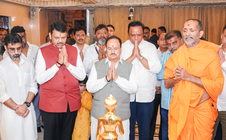 मुंबई : बीएपीएस श्रीस्वामीनारायण मंदिर पहुंचे जेपी नड्डा, देशवासियों के लिए सुख-शांति और समृद्धि की कामना की