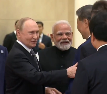 वीडियो ऑफ द डे रूस ने शेयर किया पीएम मोदी, पुतिन और जिनपिंग की मुलाकात का खास वीडियो वीडियो ऑफ द डे रूस ने शेयर किया पीएम मोदी, पुतिन और जिनपिंग की मुलाकात का खास वीडियो