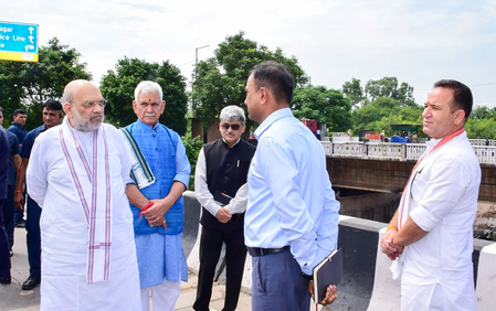 अमित शाह ने जम्मू के तवी ब्रिज और बिक्रम चौक का किया दौरा, बाढ़ के नुकसान का जायजा लिया अमित शाह ने जम्मू के तवी ब्रिज और बिक्रम चौक का किया दौरा, बाढ़ के नुकसान का जायजा लिया
