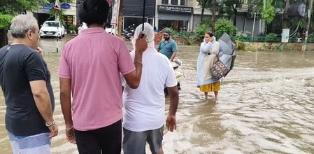 जालंधर में भारी बारिश के चलते दुकानदारों को लाखों का नुकसान, करंट लगने से रेलकर्मी की मौत जालंधर में भारी बारिश के चलते दुकानदारों को लाखों का नुकसान, करंट लगने से रेलकर्मी की मौत