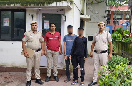 दिल्ली मंदिर के दानपात्र से चोरी करने वाले दो गिरफ्तार, नकदी बरामद दिल्ली मंदिर के दानपात्र से चोरी करने वाले दो गिरफ्तार, नकदी बरामद