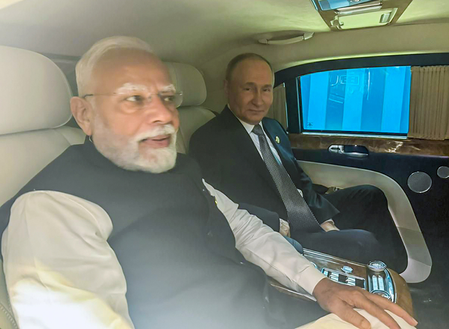 पुतिन की कार में पीएम मोदी, चीन के सोशल मीडिया और सर्च इंजन पर छाई तस्वीर पुतिन की कार में पीएम मोदी, चीन के सोशल मीडिया और सर्च इंजन पर छाई तस्वीर
