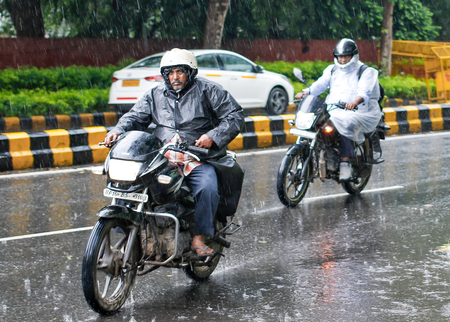 दिल्ली-एनसीआर : बारिश और तेज हवाओं से तापमान में गिरावट, कई जगह जाम की स्थिति
